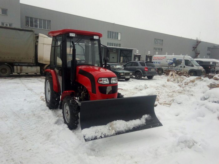 Расчистка участка парковки от снега в Лакинске